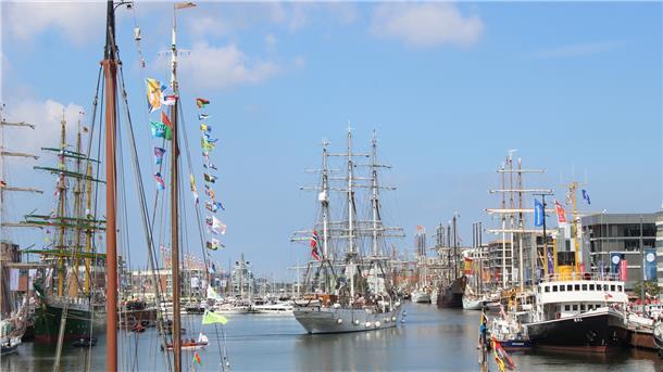 Schiffe im Neuen Hafen von Bremerhaven.