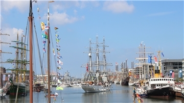 Schiffe im Neuen Hafen von Bremerhaven.