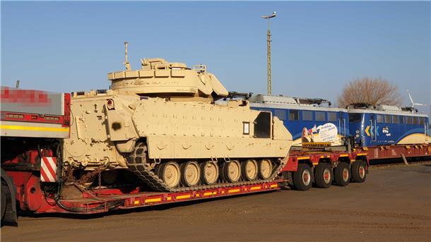 Am Dienstag ging es im Kaiserhafen mit dem Verladen der „Bradley“-Panzer weiter.