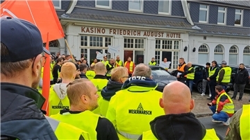Beschäftigte von Glencore versammeln sich zur Kundgebung vor dem Kasino Friedrich-August-Hütte in Nordenham.