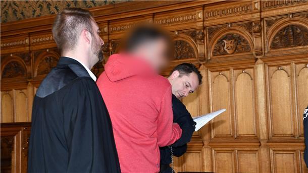 Mann wird im Gerichtssaal vorgeführt. 