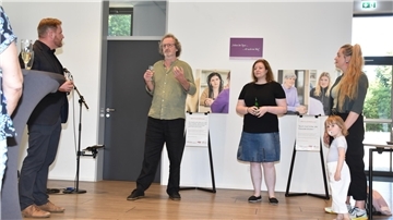 Am Dienstag wurde im Gnarrenburger Bürgerhaus die Fotoausstellung „Lasst uns Barrieren abbauen“ von Sabrina Adeline Nagel (rechts, mit Töchterchen Malin) eröffnet.