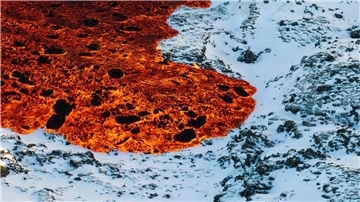 Am Donnerstag fließt Lava fließt über die Hauptstraße nach Grindavik.