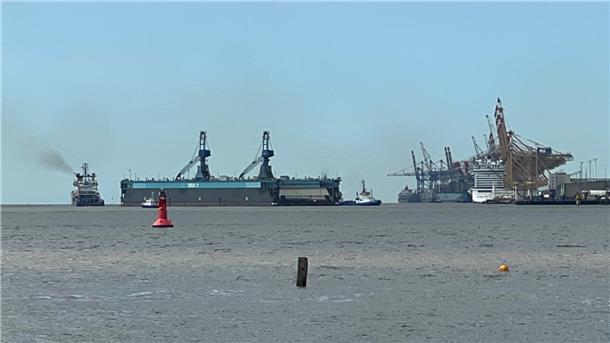 Am Donnerstag kehrte die „Titan“ (links) mit dem Schwimmdock V nach Bremerhaven zurück. Aktuell liegt das Dock an der Columbuskaje.