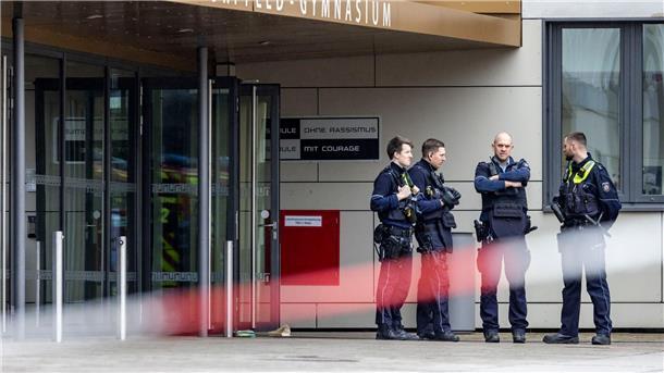 17-Jähriger nach Amoktat weiter in Behandlung  Am Donnerstag verletzte ein Schüler vier Mitschüler mit Messerstichen. Die Polizei überwachte daraufhin das Gymnasium.