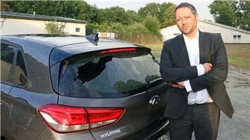 Am Donnerstag war CDU-Landtagskandidat Dr. Denis Ugurcu auf Wahlkampftour in Uthlede. Als er zu seinem Auto zurückkam, fand er die Heckscheibe seines Wagens eingeschlagen vor.