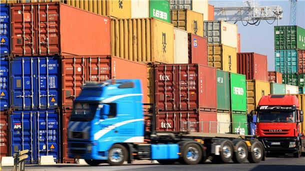 Studie: Chinas Bedeutung für deutsche Exporte könnte sinken Am Duisburger Containerhafen werden Container verladen.