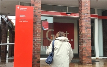 Eine Frau steht in die Weser-Elbe Sparkasse