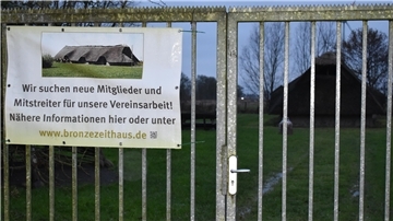 Am Eingangstor des Bronzezeithaus-Geländes weist ein Transparent darauf hin, dass neue Mitglieder und Mitstreiter für die Vereinsarbeit gesucht werden.
