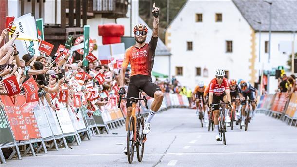 Chaos an der Algarve: Radprofis sprinten neben Zielgerade Am Ende einer chaotischen Etappe darf der Italiener Filippo Ganna jubeln.