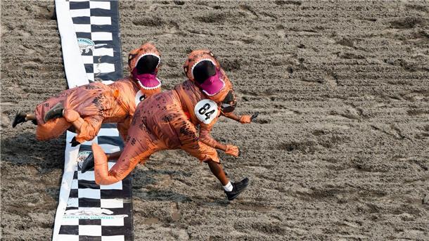 T-Rex-Kostümrennen mit über 200 Läufern Am Ende gab es ein knappes Finish beim T-Rex World Championship Race in Emerald Downs.