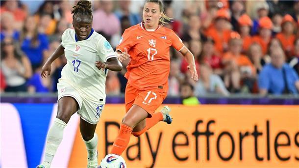 DFB-Team trifft im Viertelfinale auf furioses Frankreich Am Ende kein enges Duell: Frankreichs Sandy Baltimore (l) gegen die Niederländerin Victoria Pelova.
