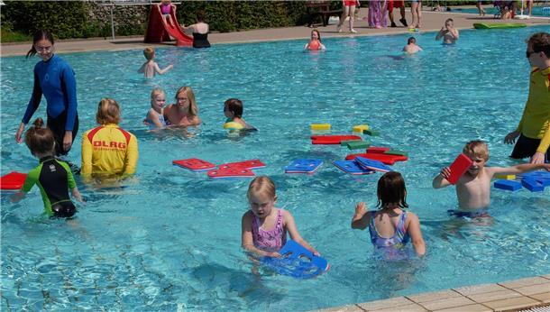 Kinder im Heidebad: Sie schwimmen und tauchen für das Seepferdchen Kleine Kinder vergnügen sich im Wasser.