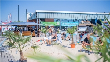 Am extra aufgeschütteten Sandstrand ließen es sich die Besucher im Liegestuhl gut gehen.