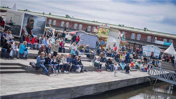 Hi, Fisch! Bilder der Fischparty im Fischereihafen Bremerhaven (mit Sonntag) Am Festsonntag ließen es sich die Besucher unter blauem Himmel auf der Treppe am Wasser mit Hafenblick gut gehen.