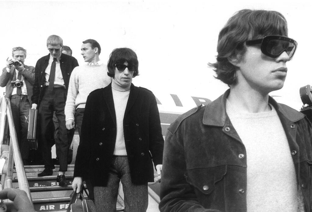 Am Flughafen Tegel verlassen Mick Jagger und Bill Wyman das Flugzeug. (Archivbild)
