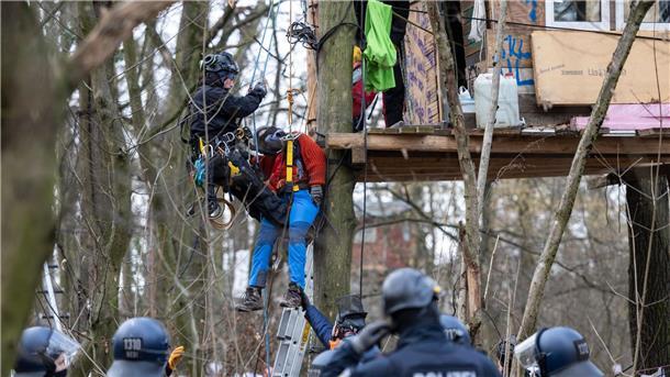 Am frühen Morgen begann die Polizei, den Fechenheimer Wald zu räumen. Der Wald ist seit über einem Jahr von Aktivisten besetzt, die den Ausbau der A66 und die Rodung verhindern wollen.