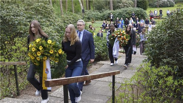 Kranzniederlegung zum 79. Jahrestag der Befreiung des „Stalag XB“ Am gestrigen Montag hatten Stiftung Lager Sandbostel und die Gedenkstätte Lager Sandbostel zur Kranzniederlegung auf dem ehemaligen Lagerfriedhof geladen.