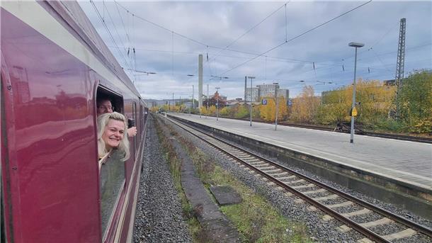 Pinguins-Fans on Tour: Per Sonderzug nach Mannheim - Her mit den Punkten (Update 28) Am Göttinger Bahnhof: Frische Luft tut gut.