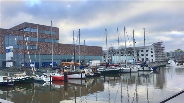 Maurer Naumann baut alten Backstein-Speicher aus fast 100.000 Legosteinen nach Am Handelshafen Bremerhaven entsteht der neue "Wissenschafts-Campus" des Alfred-Wegener-Instituts: Links im Bau ist das künftige Labor mit Experimentierhallen, das "Technikum", dahinter zu sehen der frisch sanierte Altbau der "Nordsee" - eine einstige Fisch-Lagerhalle Baujahr 1865 - , den die Fischereihafen-Betriebsgesellschaft für das Awi aufwendig restauriert und im Januar 2023 übergeben hat.