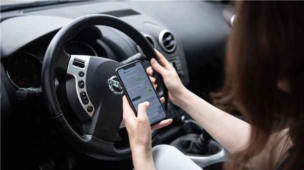 Handy am Steuer: Österreich kassiert mehr ab Am Handy sein, während man Auto fährt, ist verboten.