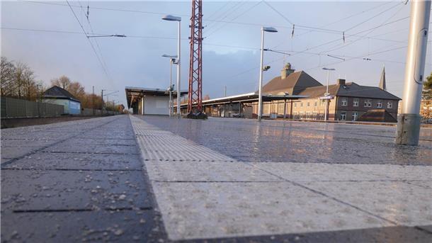 Am Hauptbahnhof in Bremerhaven war heute Morgen kaum eine Menschenseele zu sehen. Schließlich fuhren die Züge nicht. Wenn man doch irgendwo festhängt, ist guter Rat teuer.