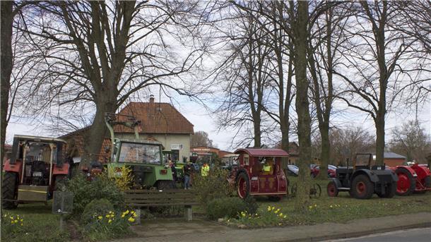 So bietet der „Frühling in Wilstedt“ die Chance zum Stöbern und Plaudern Am Heimathaus wurden verschiedene Oldtimer ausgestellt.
