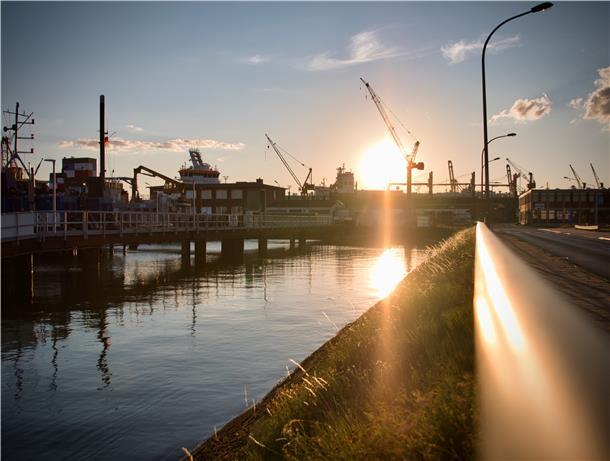 Kennen Sie diese traumhaften Fotospots in Bremerhaven? Am Kaiserhafen Drei entsteht während der Goldenen Stunde - also der Zeit kurz vor dem Sonnenuntergang - eine besondere Magie.