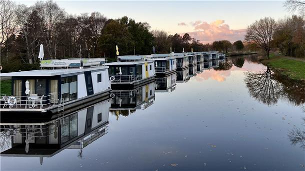 Hausboote liegen am Kanal