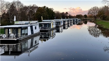 Hausboote liegen am Kanal