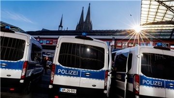 Am Kölner Bahnhof prügelten sich zahlreiche Fans von Schalke und Dortmund. (Archivbild)