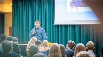 Am Kreisgymnasium Wesermünde informiert Cem KaraKaya, Spezialist für Internet-Kriminalität, die Schüler über Risiken im Netz.