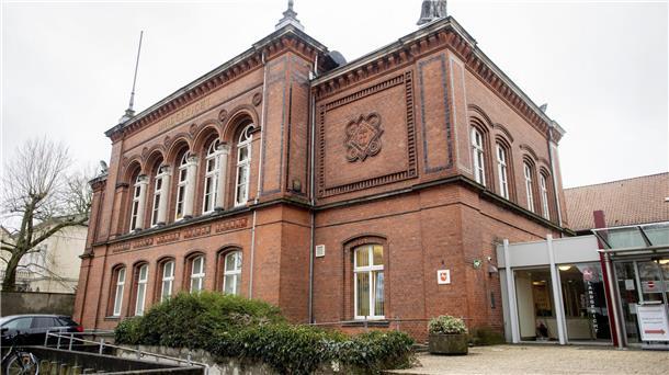 Ein junges Paar soll in Rotenburg vor zwei Jahren mit Cannabis gehandelt haben  Das Landgericht Verden von außen.