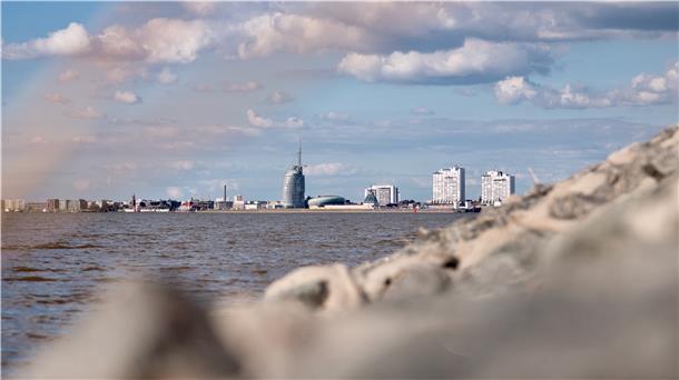 Kennen Sie diese traumhaften Fotospots in Bremerhaven? Am Lunedeich hat man den perfekten Blick über die Skyline von Bremerhaven. Wer da nicht das Smartphone oder die Kamera zückt, ist selbst schuld.