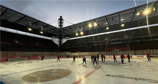 Eine Eishockey-Spielfläche im Fußballstadion.