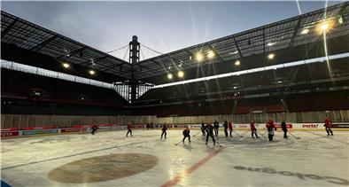 Eine Eishockey-Spielfläche im Fußballstadion.