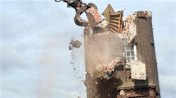 Rückblick auf das Drama um den schiefen Molenturm: Kippt er oder kippt er nicht? Am Montag, 29. August, beginnt die Demontage des geklinkerten Turms. Die historischen Backsteine, auch Fenster und Türen, werden für den Wiederaufbau eingelagert. Die Abrissarbeiten sind bald beendet, der Imageschaden für Bremerhaven aber bleibt.