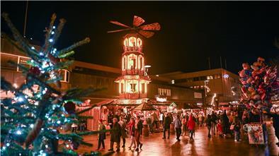 Am Montag hat in Bremerhaven der Weihnachtsmarkt eröffnet - zunächst ohne Pandemie-Beschränkungen. Ab Dienstag gilt dann die 3G-Regel. Geplant ist, dass der Weihnachtsmarkt bis zum 3. Januar geöffnet bleibt.