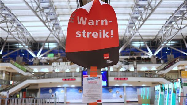 Mega-Streik am Montag: Was Sie über das drohende Verkehrschaos wissen müssen Ein Schild mit der Aufschrift Warnstreik hängt in einem Bahnhof.