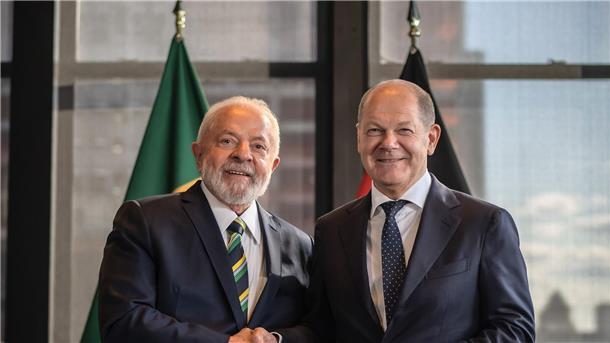 Am Montag trifft der brasilianische Präsident Luiz Inácio Lula da Silva (l) beim geplanten Deutsch-Brasilianischen Wirtschaftsforum in Berlin auf Bundeskanzler Olaf Scholz.