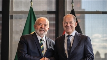 Am Montag trifft der brasilianische Präsident Luiz Inácio Lula da Silva (l) beim geplanten Deutsch-Brasilianischen Wirtschaftsforum in Berlin auf Bundeskanzler Olaf Scholz.