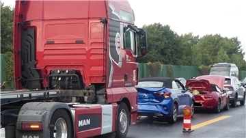 Fahrzeuge stehen nach einem Unfall beschädigt auf eine Autobahn.