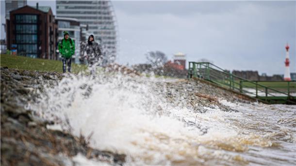 Behörde warnt vor Sturmflut und Hochwasser an der Nordseeküste Am Morgen soll es in Bremerhaven wieder ungemütlich werden.