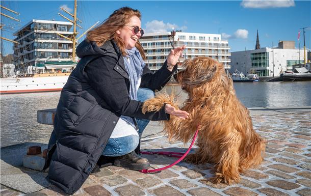 Der perfekte Tag in Bremerhaven für Sie und Ihren Hund Am Neuen Hafen startet die „Dicke Pötte Tour“. Dort darf nicht nur die Bremerhavenerin Susanne Carstensen mitfahren, sondern auch ihre Briard-Hündin Bijou.