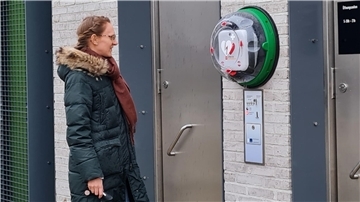 Am Nordenhamer Bahnhofsvorplatz, zwischen Fahrrad-Unterstand und WC-Anlagen, hängt ein neuer Defibrillator.