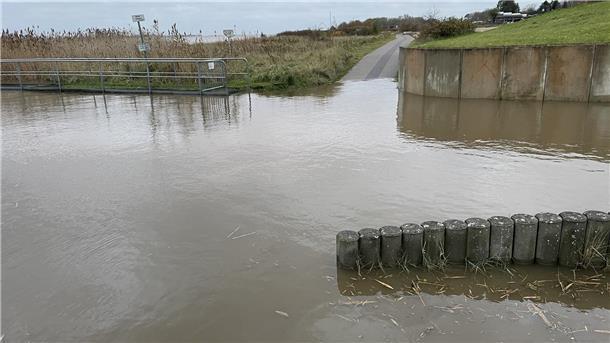 Am Nordenhamer Weserstrand ist in Höhe des Segelclubs kein Durchkommen, so hoch ist das Wasser aufgelaufen.