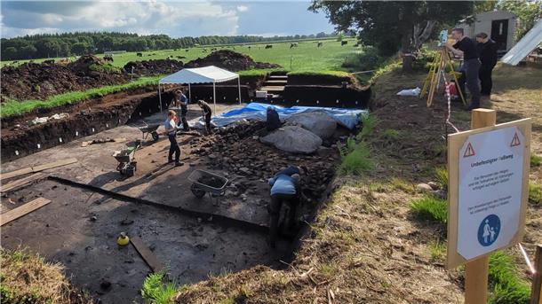 Am Ortsrand von Ahlen-Falkenberg haben sich die Archäologen um Dr. Anja Behrens inzwischen bis auf zwei Meter Tiefe vorgearbeitet. Die oberen Schichten des Großsteingrabes haben sie bereits weitgehend freigelegt.