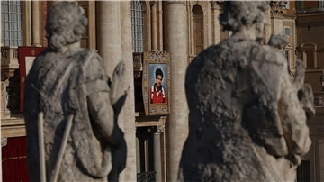 Am Petersdom hängt ein überlebensgroßes Bild des neuen Heiligen.