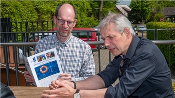 Am Rande der Weltkonferenz der Deutschen Seemannsmission im Evangelischen Bildungszentrum Bederkesa diskutieren Generalsekretär und leitender Theologe Matthias Ristau (links) und Diakon und Notfallseelsorger Dirk Obermann über mehr Unterstützung für die schwer belasteten Seeleute.