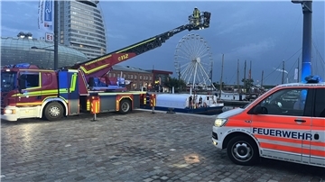 Touristen retten Frau aus Hafenbecken in Bremerhaven Am Samstag kam es in Höhe des Deutschen Auswandererhauses zu einem Unfall, bei dem eine Frau aus dem Hafenbecken gerettet werden musste.